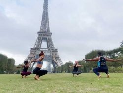 Flow in front of Eiffel Tower