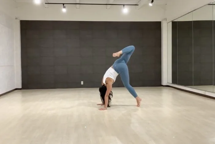 Natsumi Nomura performs a Scorpion Reach